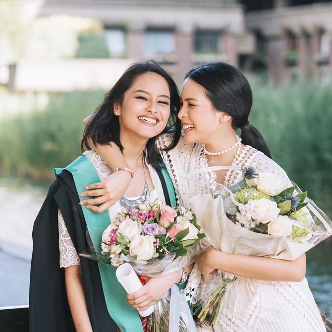 Selamat, adik maudy ayunda resmi wisuda di london 