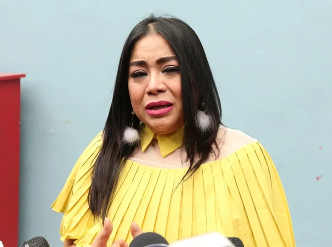 prihatin dengan kondisi ibunda yang tengah sakit, annisa bahar menangis sedih