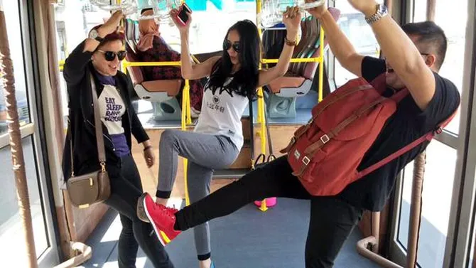 astaga, aura kasih menggila di dalam sebuah bus
