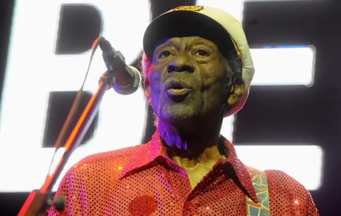 musisi rock and roll ikonik chuck berry wafat di usia 90 tahun