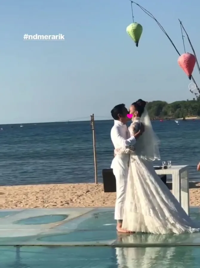 momen ciuman pertama dimas anggara dan nadine chandrawinata usai resmi menikah