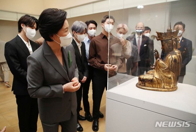 Busana V BTS saat Kunjungi Met Museum New York Ludes Terjual : Okezone  Lifestyle