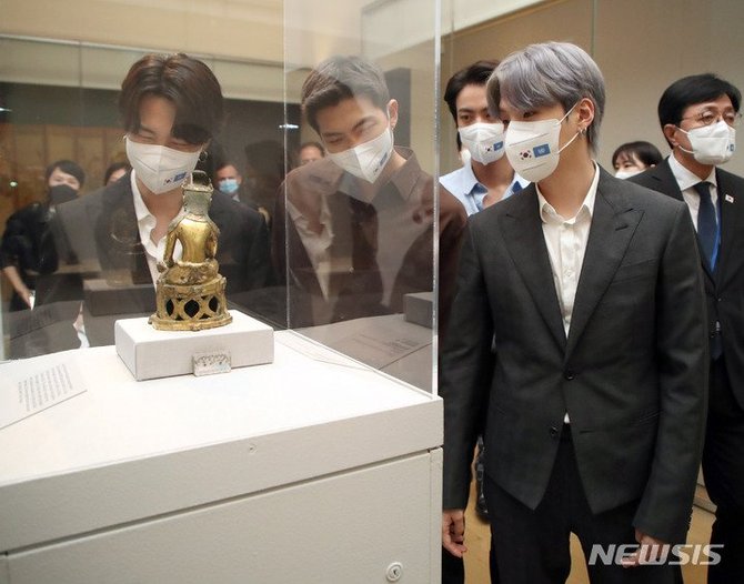 Busana V BTS saat Kunjungi Met Museum New York Ludes Terjual : Okezone  Lifestyle