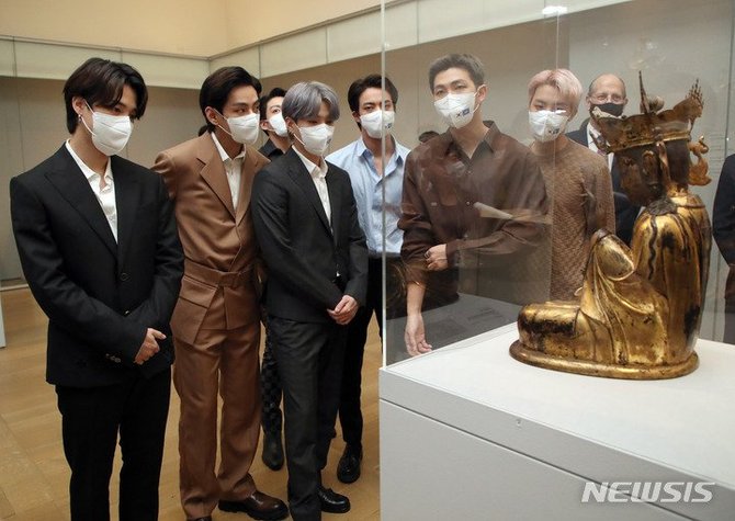 Busana V BTS saat Kunjungi Met Museum New York Ludes Terjual : Okezone  Lifestyle