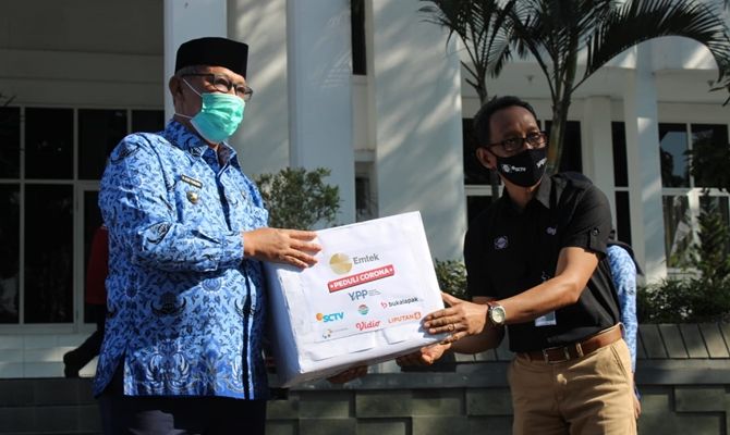 EMTEK Peduli Corona Serahkan Ratusan Paket Sembako Dan Masker Kain ...