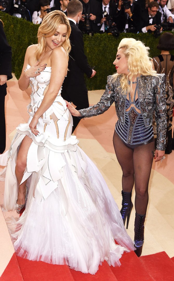 hadiri met gala, lady gaga ketahuan sentuh area intim kate hudson