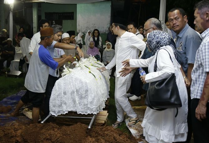 malam hari jadi saksi pemakaman ibunda ayu dewi