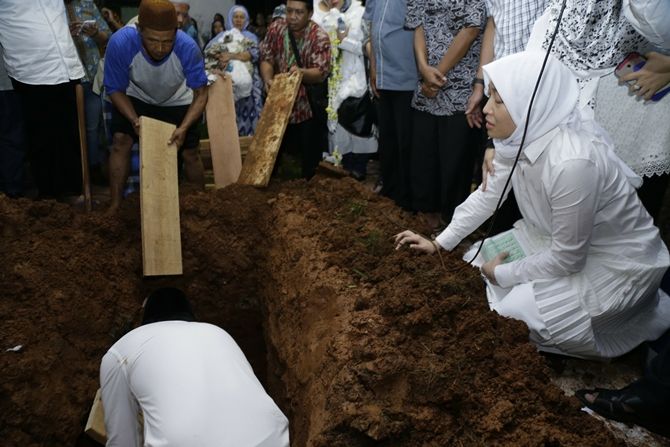 malam hari jadi saksi pemakaman ibunda ayu dewi