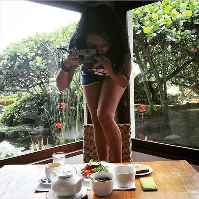 seksi, sophie navita pamer paha mulus saat lakukan pose ini