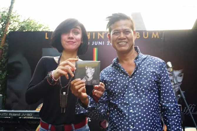 Tony q rastafara ciptakan lagu untuk penyanyi cantik ini 