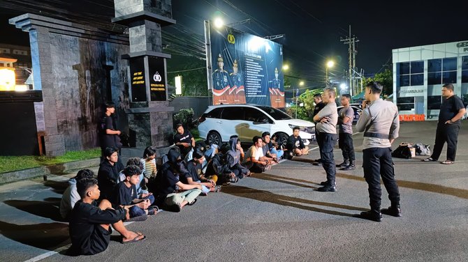 Menimbulkan Ketidaknyamanan Warga Dan Pejalan Sekitar Belasan Sepeda