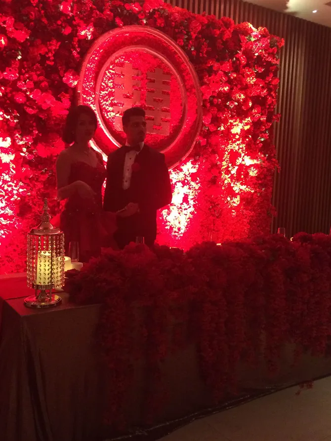 lamaran nita sofiani dan vin rana, romantis penuh warna merah