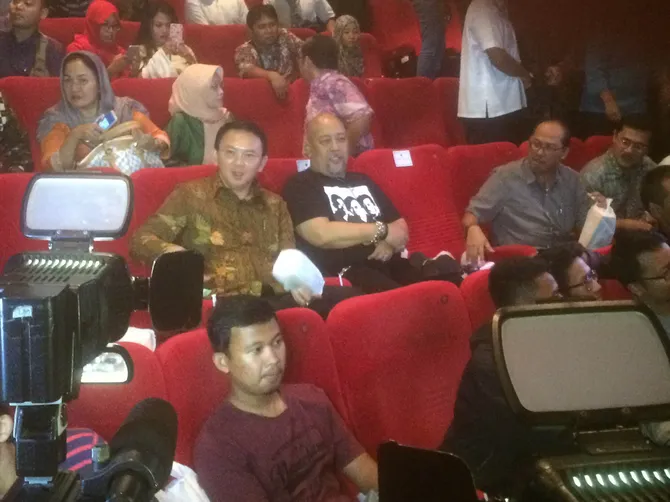 berani kritik politik, ahok acungkan jempol untuk warkop modern
