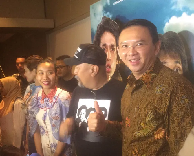 berani kritik politik, ahok acungkan jempol untuk warkop modern
