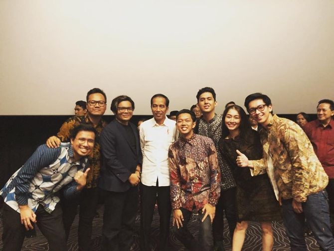 jokowi kejutkan pengunjung mall di malang saat nobar \'yowis ben\' bareng bayu skak!