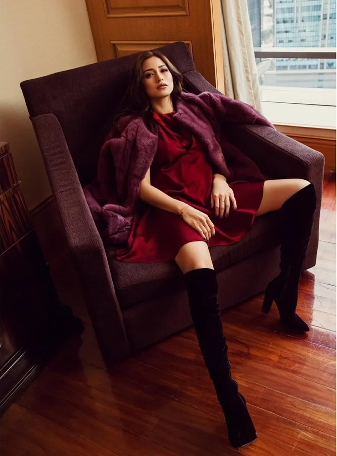 upload foto dengan pose duduk yang menantang, jedar tuai komentar miring dari netizen