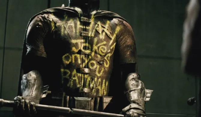 benci dengan batman, ini arti dari tato \'damaged\' di jidat joker