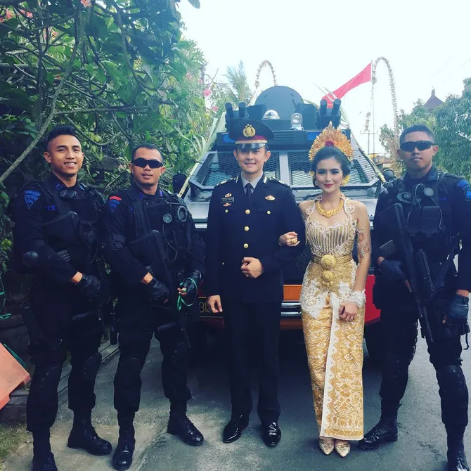 dikawal pasukan bersenjata, kadek devi dinikahi polisi ganteng