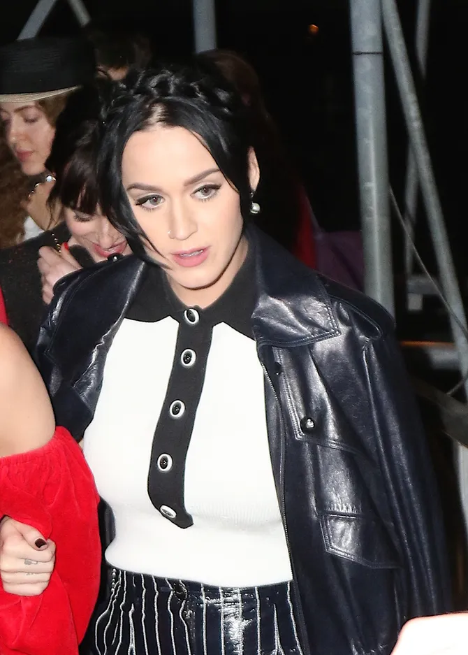 heboh! katy perry ketahuan follow akun \'haters\' taylor swift