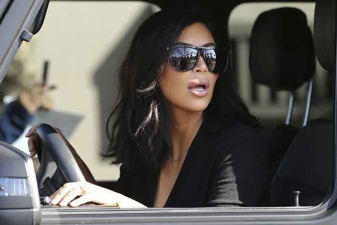 mencengangkan! kim kardashian ternyata doyan ngompol di celana