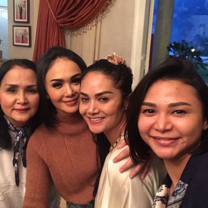 krisdayanti nikmati momen buka puasa bersama raul lemos, yuni shara dan sang ibu