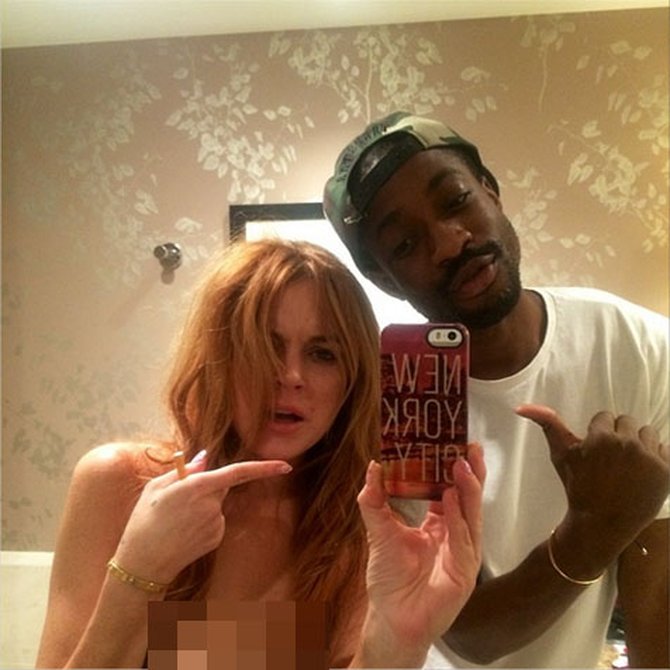 bikin gempar, lindsay lohan unggah foto selfie topless