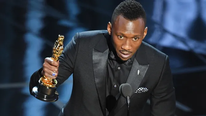 mahershala ali sukses jadi aktor muslim pertama yang menang oscar