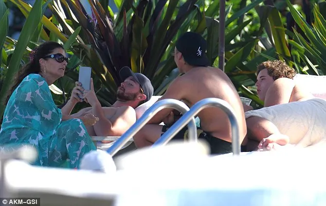 nikmati liburan, patrick schwarzenegger lupakan miley cyrus?