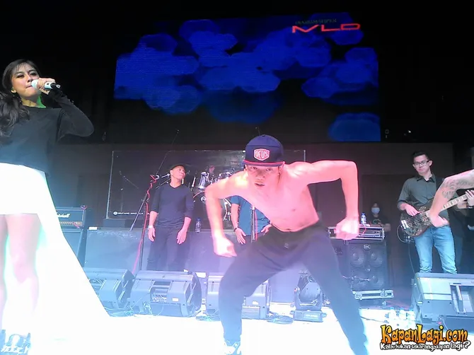 usai dipeluk agnez mo, dancer berperut six pack ini buka baju