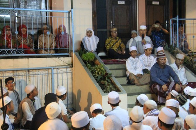 foto: ayah marshanda nyantri di pesantren bahrul maghfiroh malang