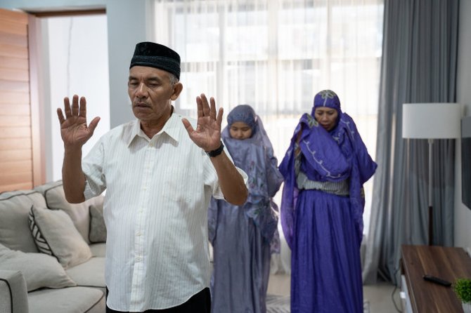 Hukum Dan Keutamaan Sholat Berjamaah, Ganjaran Pahala Berkali Lipat ...