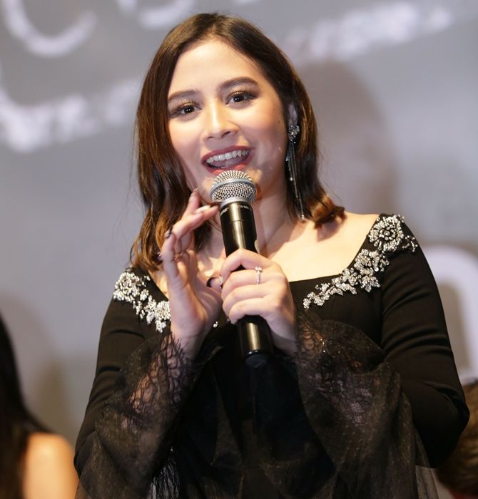 main di \'danur 2: maddah\', akting prilly latuconsina dipuji oleh maxime bouttier