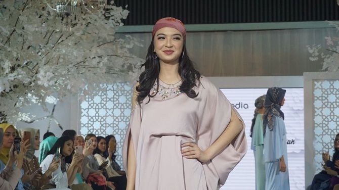 bulan ramadan, raline shah berkegiatan sosial yang terinspirasi dari sosok ini!