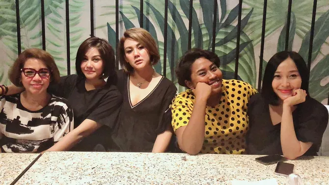 sissy priscillia dan vanesha prescilla potong rambut pendek, kayak anak kembar!