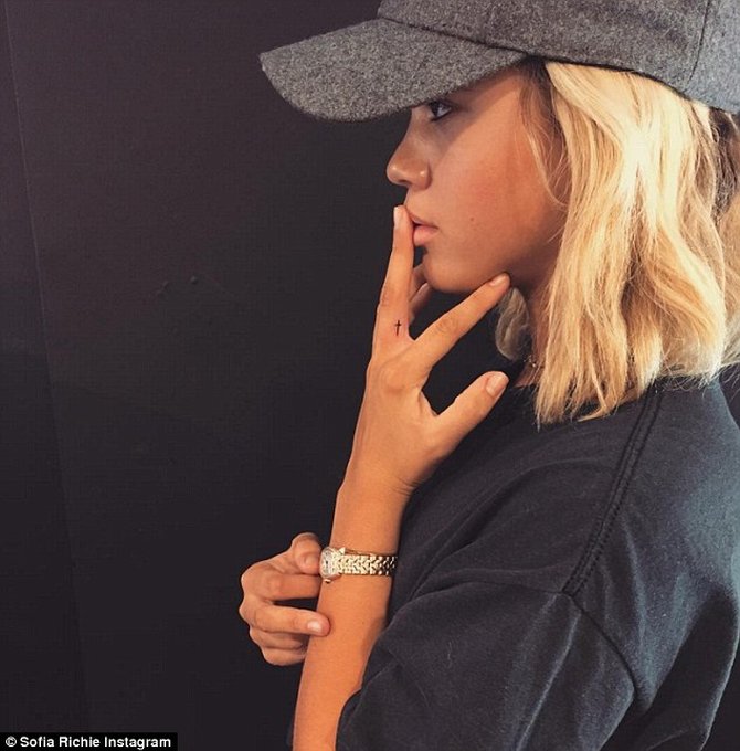 Bikin 2 tato baru Sofia Richie kembaran dengan Justin 