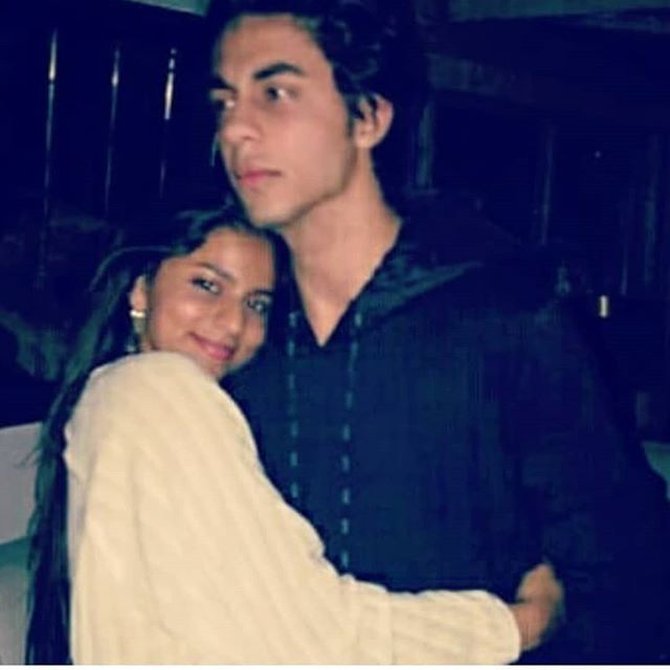 Hari Raksha Bandhan, Aryan Khan Peluk Hangat Suhana Khan