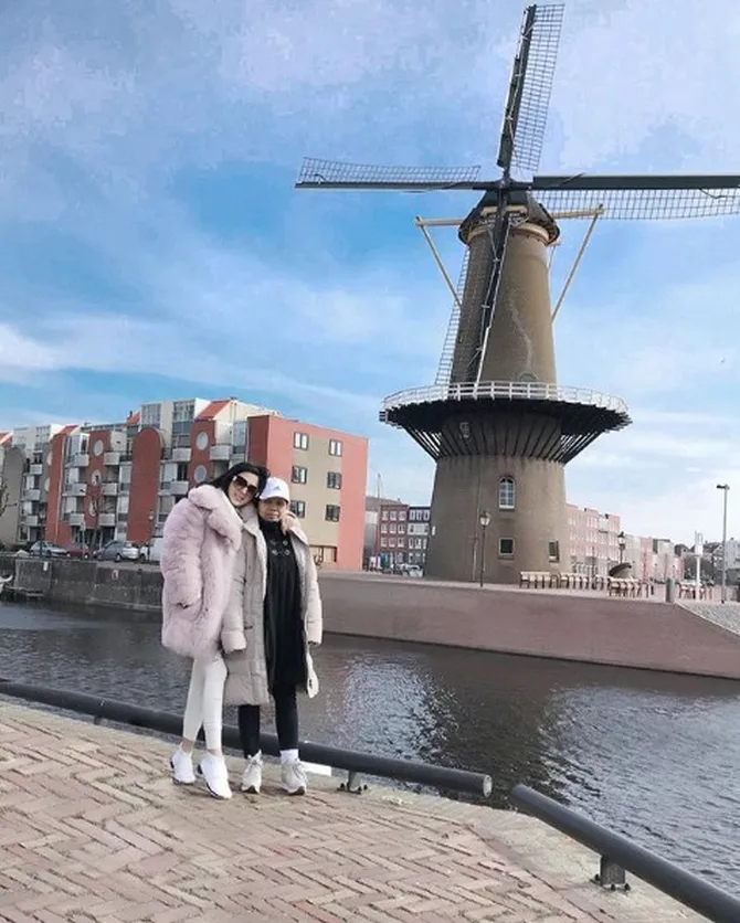 12 tahun mengabdi, Syahrini ajak asisten rumah tangga 