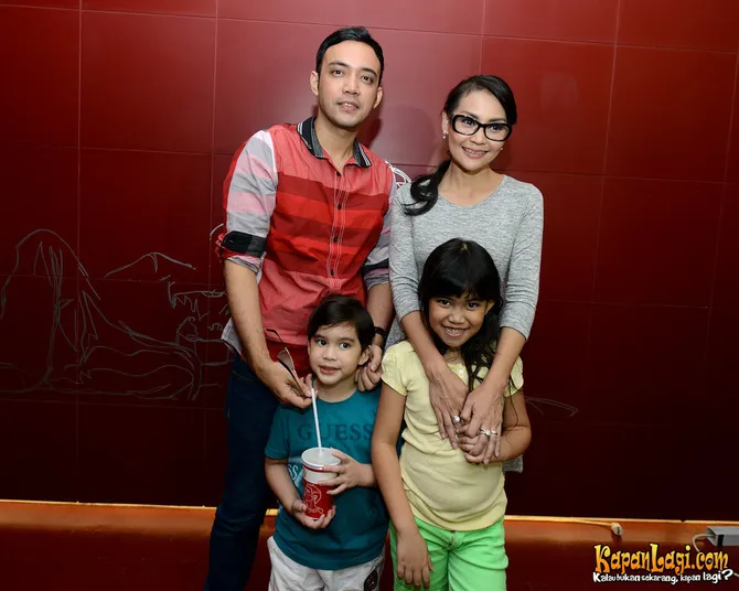 sandy tumiwa kenalkan agama islam kepada anak