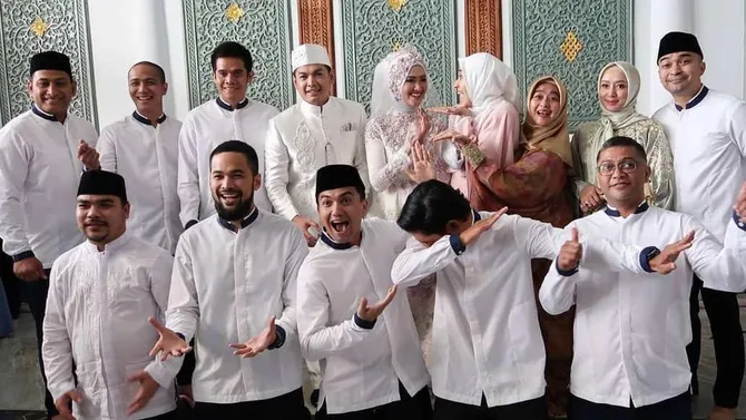 pertemanan \'mewah\' ala teuku wisnu - tommy kurniawan