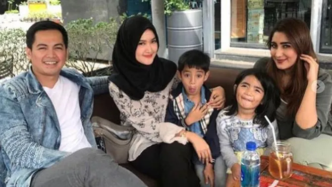tommy kurniawan ajak istri kumpul bareng mantan dan anak