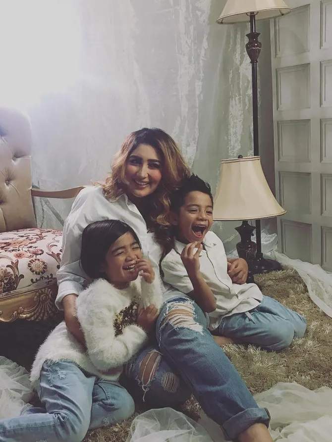tommy kurniawan ajak istri kumpul bareng mantan dan anak