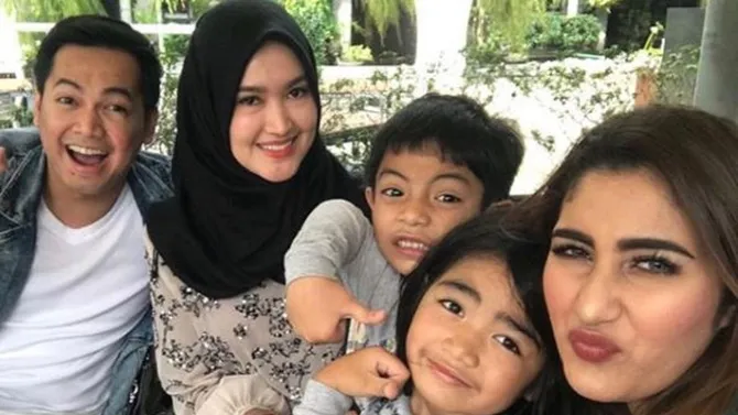 tommy kurniawan ajak istri kumpul bareng mantan dan anak