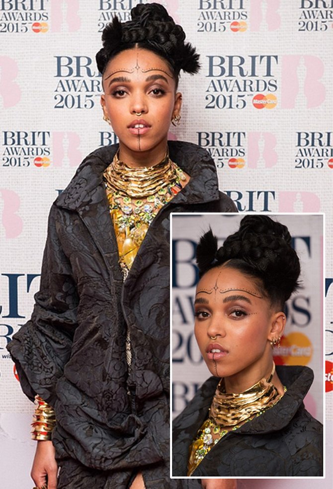 [FOTO] Ingin tampil keren, FKA Twigs 'potong' dahinya 