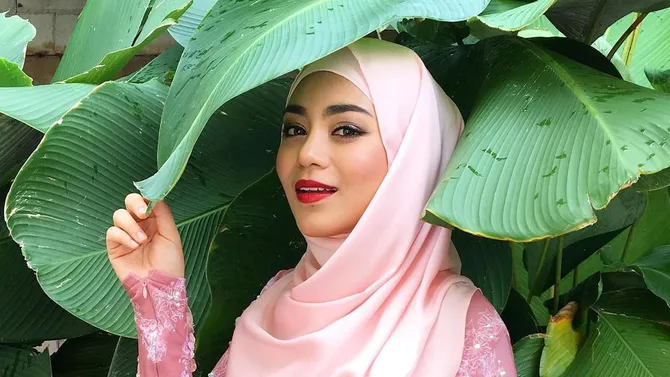 uyaina arshad jadi pemenang puteri muslimah asia 2018, ini 6 pesona yang bikin kagum