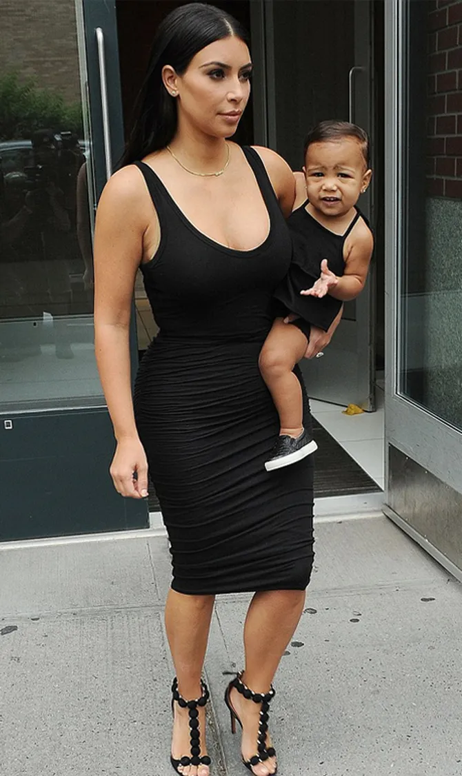 kim kardashian - north west kembaran outfit, bagaimana jadinya?