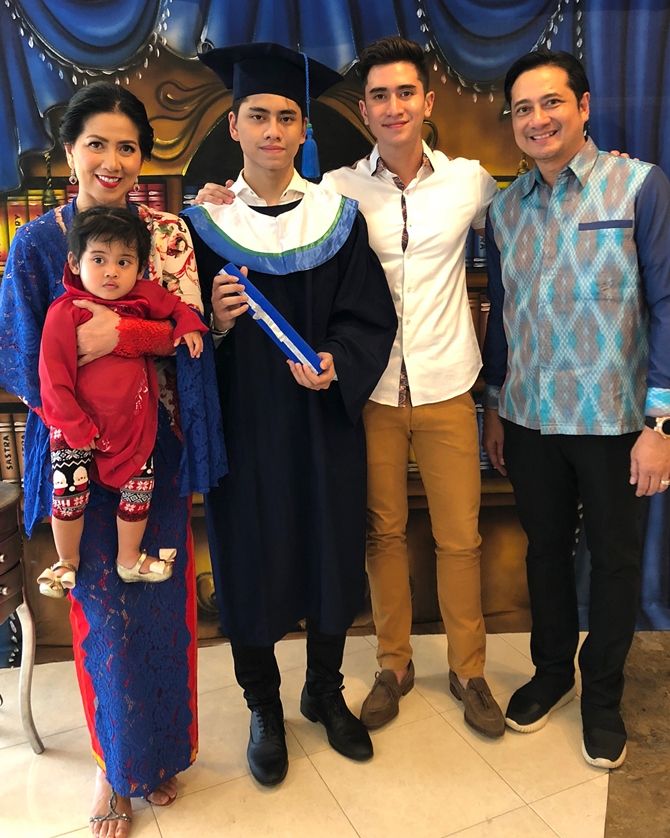 Para selebriti ini foto  bersama saat wisuda  anak meski 