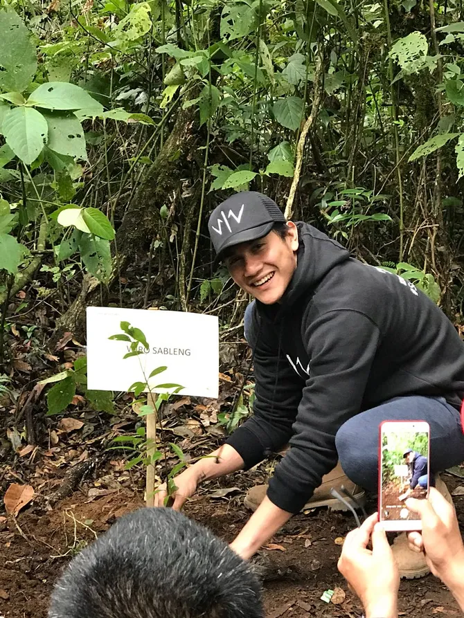 Cast 'WIRO SABLENG' Tanam 212 Bibit Pohon di Hutan Lindung 