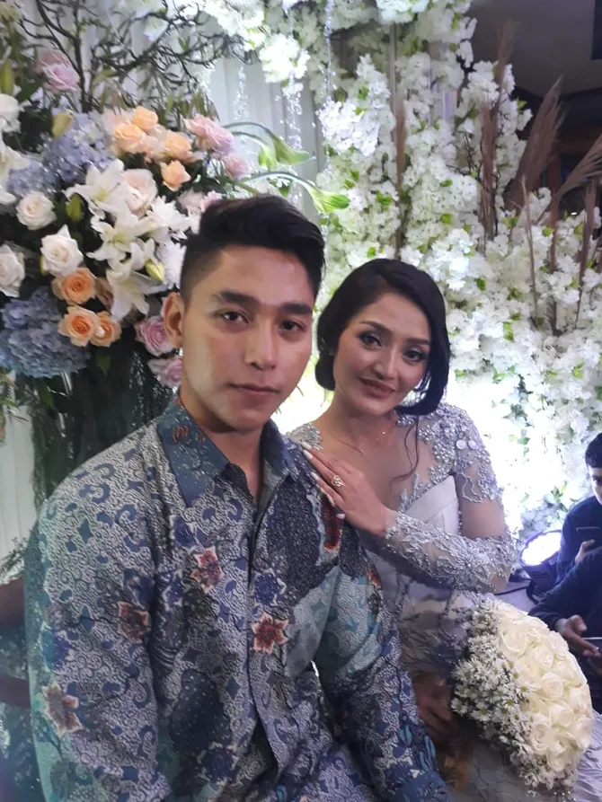 Resmi Lamaran Siti Badriah Masih Enggan Bocorkan Tanggal Pernikahan Kapanlagi Com