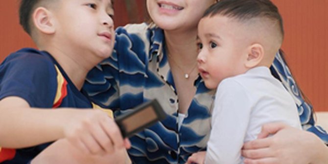 7 Potret Rafathar Kunjungi Liverpool Store, Happy Banget!