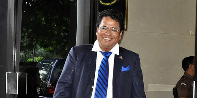 Hotman Relakan Ferrari-nya ke Krisdayanti